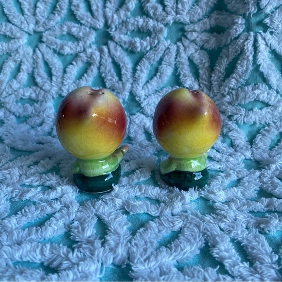 Vintage anthropomorphic salt & pepper shaker set sweet sad peaches fruits - Picture 5 of 6